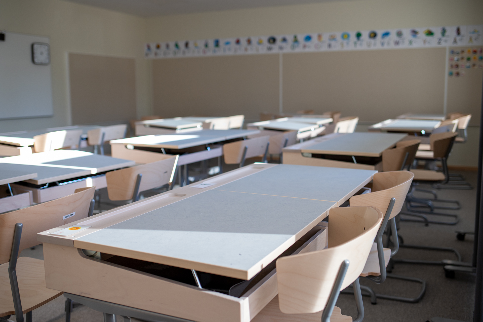 Ett klassrum i nybyggda Åkraskolan.